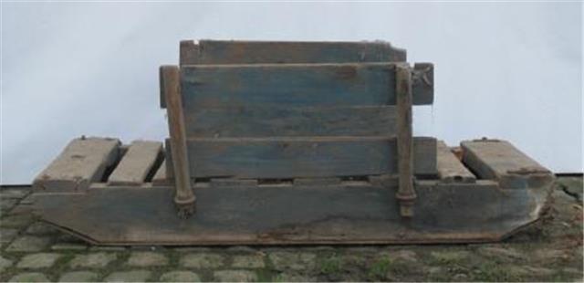 Slede met houten glijbomen en vaste zijborden, Karrenmuseum Essen